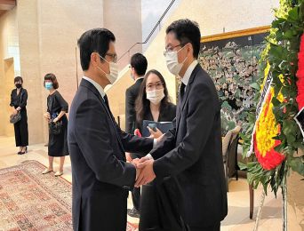 Chủ tịch Trung tâm Trọng tài Quốc tế Việt Nam (VIAC) ghi sổ tang tưởng niệm cố Thủ tướng Nhật Bản Abe Shinzo