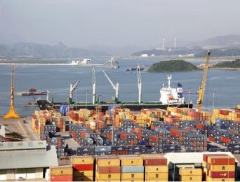 Thị phần hàng hóa qua cảng biển còn chênh