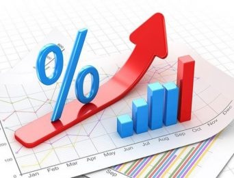 Về xác định lãi suất, việc điều chỉnh lãi suất trong hợp đồng tín dụng kể từ ngày tiếp theo của ngày xét xử sơ thẩm
