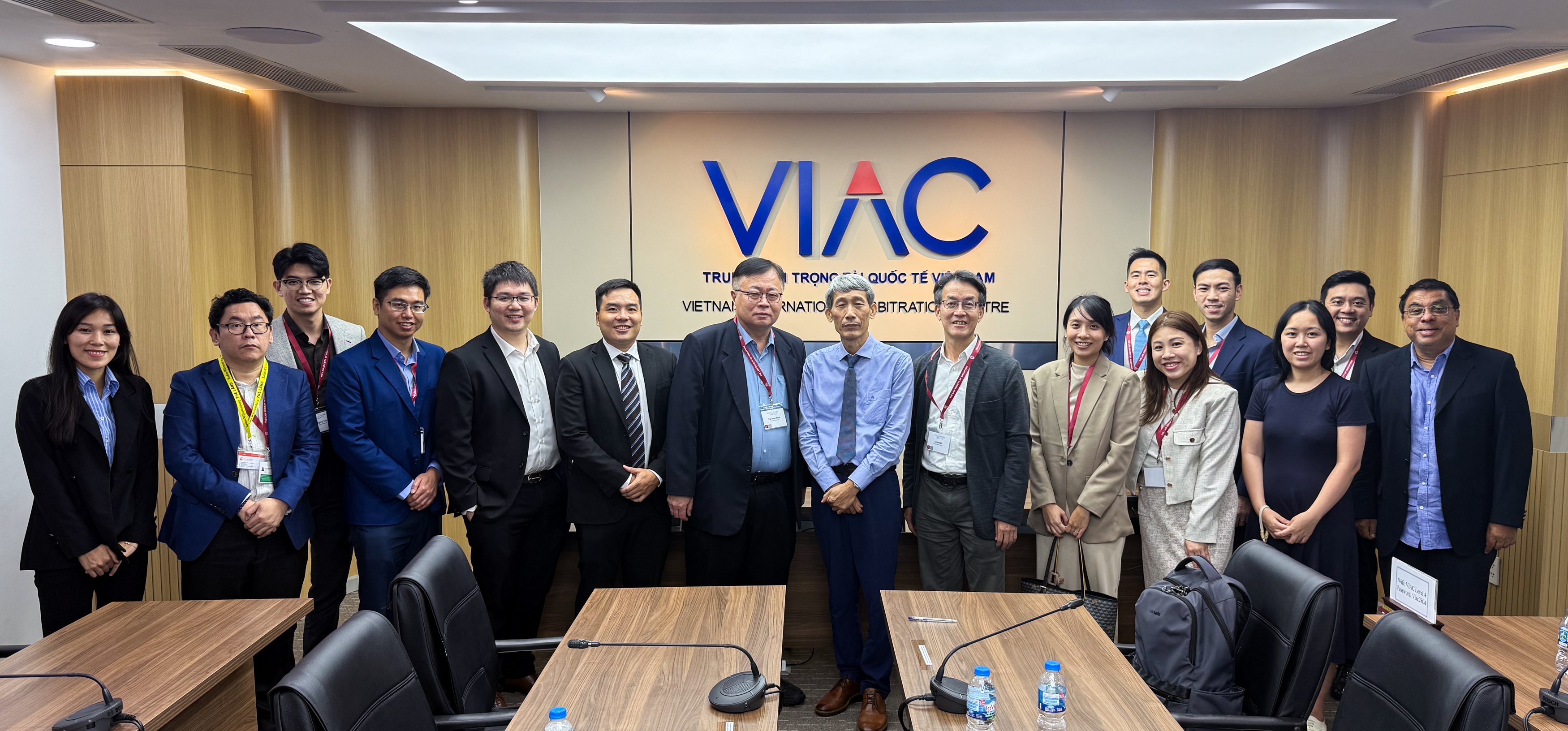 VIAC welcomes and holds a working session the Law Society of Singapore