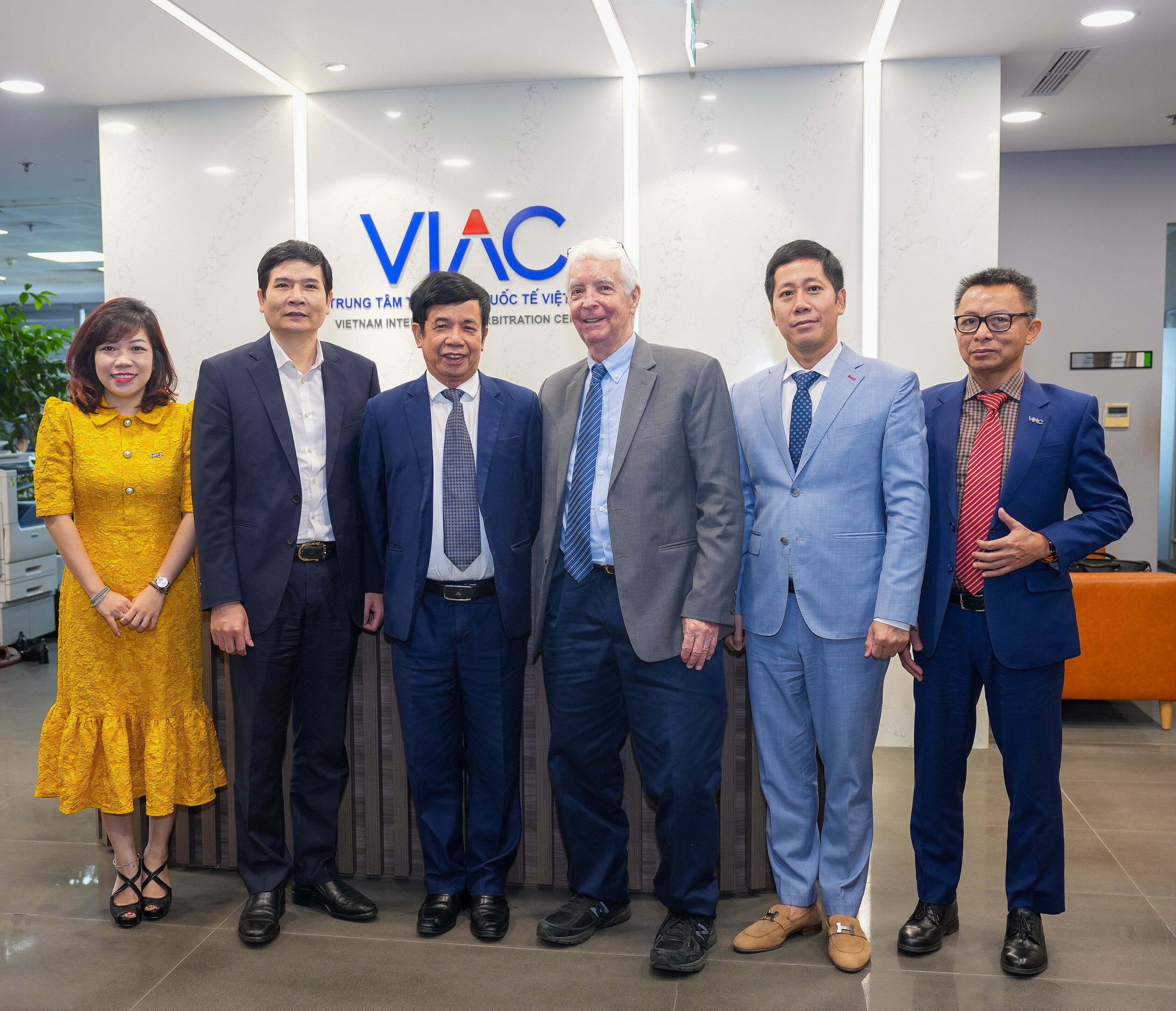 Đại diện VIAC và VMC đón tiếp GS. Charles Crumpton tại trụ sở VIAC/VMC tại Hà Nội 